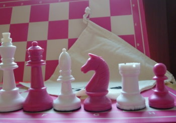 chess set pink-white